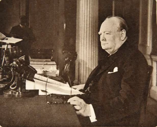 En avant, Britannia ! Vive la cause de la Liberté ! Que Dieu sauve le Roi ! : M. Winston Churchill assis devant le microphone le jour de la Victoire en Europe, lorsqu